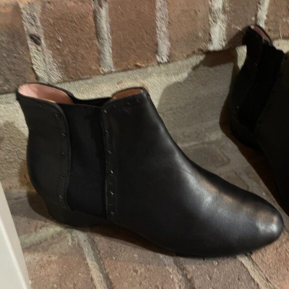 NWOT Like New Taryn Rose Forest Black Leather Stud Chelsea Bootie Size 8.5 - Picture 3 of 6